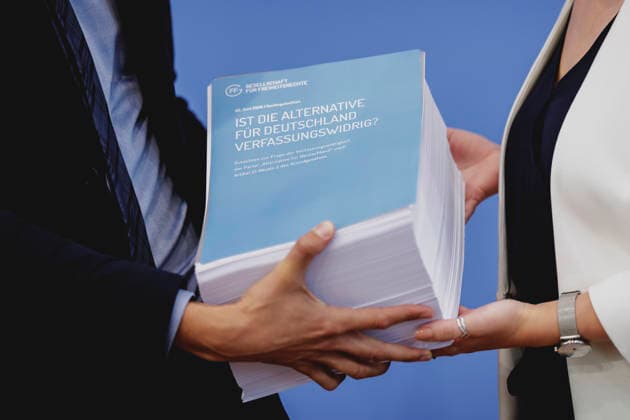 (L-R) Bijan Moini, Legal Director der Gesellschaft fuer Freiheitsrechte e.V. (GFF), und Dana-Sophia Valentiner, Vorstandsmitglied der Gesellschaft fuer Freiheitsrechte e.V. (GFF), aufgenommen mit dem Gutachten zu einer moeglichen Verfassungswidrigkeit der AfD in der Bundespressekonferenz in Berlin, 25.06.2026. Berlin Deutschland *** L R Bijan Moini, Legal Director of the Society for Civil Liberties e.V. (GFF), and Dana Sophia Valentiner, Board Member of the Society for Civil Liberties e.V. (GFF), pictured with the expert opinion on the possible unconstitutionality of the AfD at the Federal Press Conference in Berlin, June 25, 2026, Berlin, Germany Copyright: xFlorianxGaertnerx