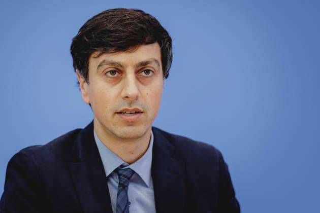 Bijan Moini, Legal Director der Gesellschaft fuer Freiheitsrechte e.V. (GFF), aufgenommen im Rahmen der Vorstellung des Gutachtens zu einer moeglichen Verfassungswidrigkeit der AfD in der Bundespressekonferenz in Berlin, 25.06.2026. Berlin Deutschland *** Bijan Moini, Legal Director of the Society for Civil Liberties (GFF e.V.), photographed during the presentation of the expert opinion on the possible unconstitutionality of the AfD at the Federal Press Conference in Berlin, June 25, 2026, Berlin, Germany Copyright: xFlorianxGaertnerx