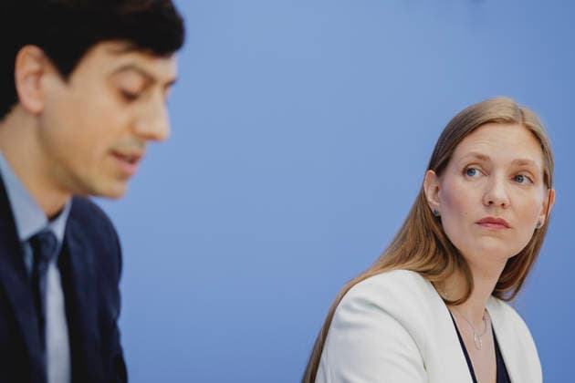 (R-L) Dana-Sophia Valentiner, Vorstandsmitglied der Gesellschaft fuer Freiheitsrechte e.V. (GFF), und Bijan Moini, Legal Director der Gesellschaft fuer Freiheitsrechte e.V. (GFF), aufgenommen im Rahmen der Vorstellung des Gutachtens zu einer moeglichen Verfassungswidrigkeit der AfD in der Bundespressekonferenz in Berlin, 25.06.2026. Berlin Deutschland *** R. L. Dana Sophia Valentiner, board member of the Society for Civil Liberties (GFF), and Bijan Moini, Legal Director of the Society for Civil Liberties (GFF), photographed during the presentation of the expert opinion on the possible unconstitutionality of the AfD at the Federal Press Conference in Berlin, June 25, 2026, Berlin, Germany Copyright: xFlorianxGaertnerx