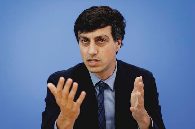 Bijan Moini, Legal Director der Gesellschaft fuer Freiheitsrechte e.V. (GFF), aufgenommen im Rahmen der Vorstellung des Gutachtens zu einer moeglichen Verfassungswidrigkeit der AfD in der Bundespressekonferenz in Berlin, 25.06.2026. Berlin Deutschland *** Bijan Moini, Legal Director of the Society for Civil Liberties (GFF e.V.), photographed during the presentation of the expert opinion on the possible unconstitutionality of the AfD at the Federal Press Conference in Berlin, June 25, 2026, Berlin, Germany Copyright: xFlorianxGaertnerx
