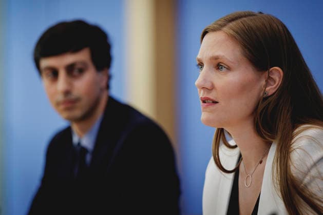 (L-R) Bijan Moini, Legal Director der Gesellschaft fuer Freiheitsrechte e.V. (GFF), und Dana-Sophia Valentiner, Vorstandsmitglied der Gesellschaft fuer Freiheitsrechte e.V. (GFF), aufgenommen im Rahmen der Vorstellung des Gutachtens zu einer moeglichen Verfassungswidrigkeit der AfD in der Bundespressekonferenz in Berlin, 25.06.2026. Berlin Deutschland *** L R Bijan Moini, Legal Director of the Society for Civil Liberties (GFF), and Dana Sophia Valentiner, Board Member of the Society for Civil Liberties (GFF), photographed during the presentation of the expert opinion on the possible unconstitutionality of the AfD at the Federal Press Conference in Berlin, June 25, 2026, Berlin, Germany Copyright: xFlorianxGaertnerx