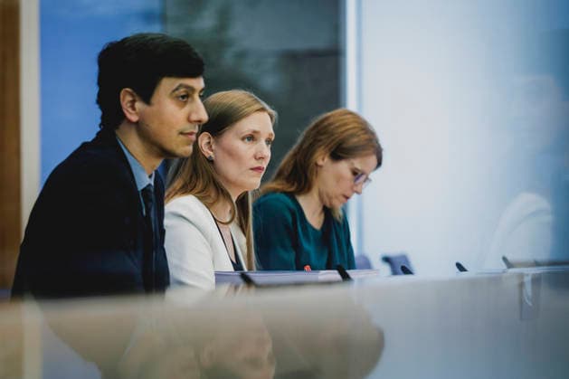 (L-R) Bijan Moini, Legal Director der Gesellschaft fuer Freiheitsrechte e.V. (GFF), und Dana-Sophia Valentiner, Vorstandsmitglied der Gesellschaft fuer Freiheitsrechte e.V. (GFF), aufgenommen im Rahmen der Vorstellung des Gutachtens zu einer moeglichen Verfassungswidrigkeit der AfD in der Bundespressekonferenz in Berlin, 25.06.2026. Berlin Deutschland *** L R Bijan Moini, Legal Director of the Society for Civil Liberties (GFF), and Dana Sophia Valentiner, Board Member of the Society for Civil Liberties (GFF), photographed during the presentation of the expert opinion on the possible unconstitutionality of the AfD at the Federal Press Conference in Berlin, June 25, 2026, Berlin, Germany Copyright: xFlorianxGaertnerx