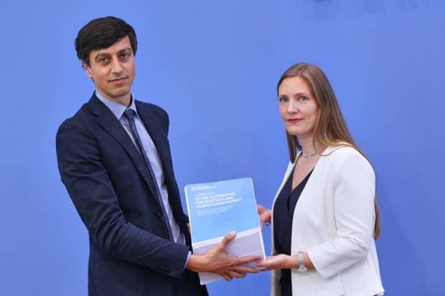 Berlin, Deutschland, 25.06.2026: Bundespressekonferenz: Vorstellung des Gutachtens zu einer möglichen Verfassungswidrigkeit der AfD: Bijan Moini, Legal Director der GFF und Projektleiter des Gutachtens und Dana-Sophia Valentiner, Vorstandsmitglied der Gesellschaft für Freiheitsrechte e.V. (GFF) *** Berlin, Germany, June 25, 2026 Federal Press Conference: Presentation of the legal opinion on the possible unconstitutionality of the AfD Bijan Moini, Legal Director of the GFF and project leader for the legal opinion, and Dana Sophia Valentiner, board member of the Gesellschaft für Freiheitsrechte e. V. (GFF) Copyright: xdtsxNachrichtenagenturx dts_124868