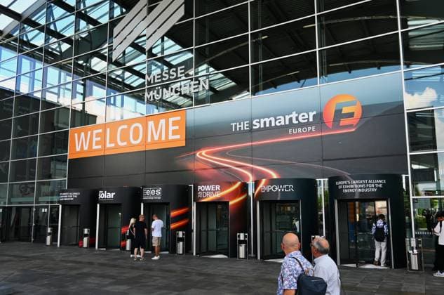 Die Intersolar Europe findet bis Donnerstag, den 25. Juni 2026 auf der Messe München statt. Sie ist die weltweit führende Fachmesse für die Solarwirtschaft und der grösste Teil von The smarter E Europe, Europas grösster Messeallianz für die Energiewirtschaft. *** Intersolar Europe will take place at the Munich Trade Fair Center through Thursday, June 25, 2026. It is the world’s leading trade fair for the solar industry and the largest component of The smarter E Europe, Europe’s largest trade fair alliance for the energy industry.