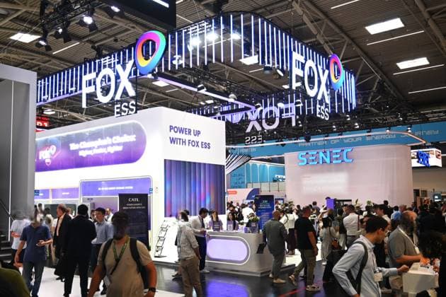 Die Intersolar Europe findet bis Donnerstag, den 25. Juni 2026 auf der Messe München statt. Sie ist die weltweit führende Fachmesse für die Solarwirtschaft und der grösste Teil von The smarter E Europe, Europas grösster Messeallianz für die Energiewirtschaft. Foto: Messestand Fox ESS. Fox ESS ist ein chinesischer Hersteller von Wechselrichtern und Batteriespeichern, der zu den weltweit am schnellsten wachsenden Unternehmen im Bereich der solaren Eigenversorgung zählt. Gegründet im Jahr 2019, fertigt das Unternehmen in einer hochmodernen Grossfabrik in Wenzhou Leistungselektronik und Energiespeichersysteme. Die Marke zeichnet sich durch eine hohe Effizienz aus, die unter anderem in den jährlichen Stromspeicherinspektionen der HTW B