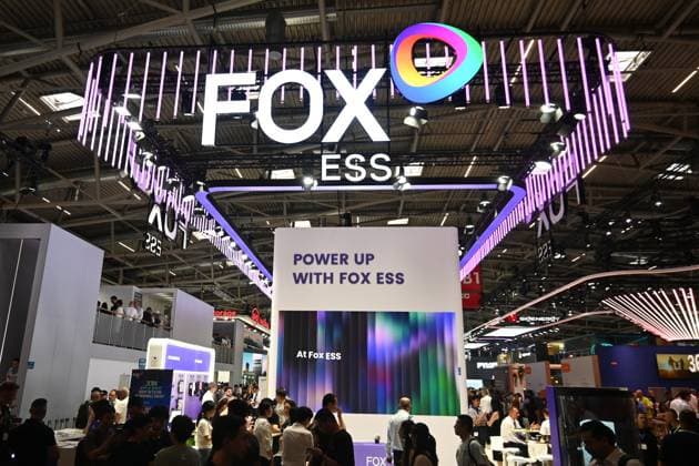 Die Intersolar Europe findet bis Donnerstag, den 25. Juni 2026 auf der Messe München statt. Sie ist die weltweit führende Fachmesse für die Solarwirtschaft und der grösste Teil von The smarter E Europe, Europas grösster Messeallianz für die Energiewirtschaft. Foto: Messestand Fox ESS. Fox ESS ist ein chinesischer Hersteller von Wechselrichtern und Batteriespeichern, der zu den weltweit am schnellsten wachsenden Unternehmen im Bereich der solaren Eigenversorgung zählt. Gegründet im Jahr 2019, fertigt das Unternehmen in einer hochmodernen Grossfabrik in Wenzhou Leistungselektronik und Energiespeichersysteme. Die Marke zeichnet sich durch eine hohe Effizienz aus, die unter anderem in den jährlichen Stromspeicherinspektionen der HTW B