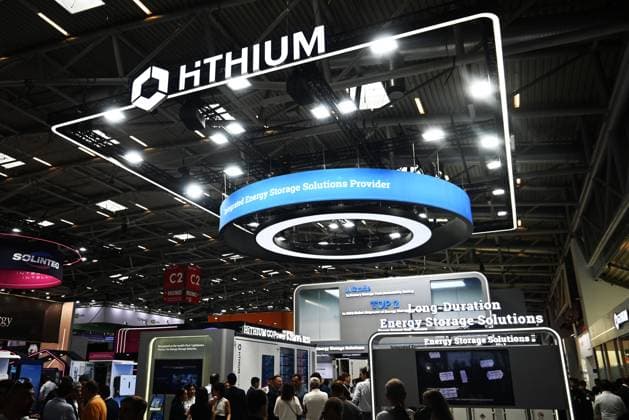 Die Intersolar Europe findet bis Donnerstag, den 25. Juni 2026 auf der Messe München statt. Sie ist die weltweit führende Fachmesse für die Solarwirtschaft und der grösste Teil von The smarter E Europe, Europas grösster Messeallianz für die Energiewirtschaft. Foto: Messestand Hithium Batteriespeicher *** Intersolar Europe will take place at the Munich Trade Fair Center through Thursday, June 25, 2026. It is the world’s leading trade fair for the solar industry and the largest component of The smarter E Europe, Europe’s largest trade fair alliance for the energy industry. Photo: Hithium battery storage booth