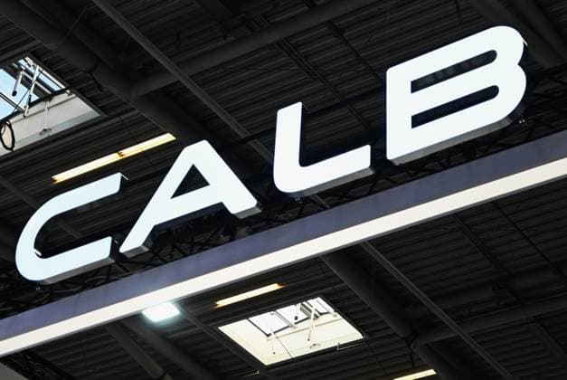 Die Intersolar Europe findet bis Donnerstag, den 25. Juni 2026 auf der Messe München statt. Sie ist die weltweit führende Fachmesse für die Solarwirtschaft und der grösste Teil von The smarter E Europe, Europas grösster Messeallianz für die Energiewirtschaft. Foto: Messestand CALB. Das chinesische Firma CALB ist ein 2007 in Luoyang in der chinesischen Provinz Henan gegründetes Unternehmen. Das staatliche Unternehmen ist vor allem Hersteller von Lithium-Ionen-Akkumulatoren, insbesondere von Lithiumeisenphosphat-Akkumulatoren aber auch von NMC-Akkumulatoren. *** Intersolar Europe will take place at the Munich Trade Fair Center through Thursday, June 25, 2026. It is the world’s leading trade fair for the solar industry and the largest