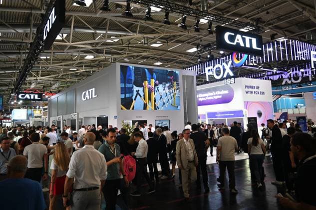 Die Intersolar Europe findet bis Donnerstag, den 25. Juni 2026 auf der Messe München statt. Sie ist die weltweit führende Fachmesse für die Solarwirtschaft und der grösste Teil von The smarter E Europe, Europas grösster Messeallianz für die Energiewirtschaft. Foto: Messestand CATL. Contemporary Amperex Technology Co. Limited ist der grösste chinesische Hersteller von Lithium-Ionen-Akkumulatoren und der weltgrösste Hersteller von Batterien für Elektroautos. Mittlerweile zählt das Unternehmen auch zu den zehn grössten Automobilzulieferern der Welt. *** Intersolar Europe will take place at the Munich Trade Fair Center through Thursday, June 25, 2026. It is the world’s leading trade fair for the solar industry and the largest compon