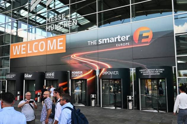 Die Intersolar Europe findet bis Donnerstag, den 25. Juni 2026 auf der Messe München statt. Sie ist die weltweit führende Fachmesse für die Solarwirtschaft und der grösste Teil von The smarter E Europe, Europas grösster Messeallianz für die Energiewirtschaft. *** Intersolar Europe will take place at the Munich Trade Fair Center through Thursday, June 25, 2026. It is the world’s leading trade fair for the solar industry and the largest component of The smarter E Europe, Europe’s largest trade fair alliance for the energy industry.