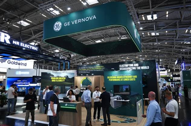 Die Intersolar Europe findet bis Donnerstag, den 25. Juni 2026 auf der Messe München statt. Sie ist die weltweit führende Fachmesse für die Solarwirtschaft und der grösste Teil von The smarter E Europe, Europas grösster Messeallianz für die Energiewirtschaft. Foto: Messestand GE Vernova. GE Vernova Inc, ehemals GE Power und GE Energy, ist ein US-amerikanisches Unternehmen mit Hauptsitz in Cambridge, Massachusetts, das Energieanlagen herstellt und damit verbundene Dienstleistungen anbietet. Das Unternehmen entstand 2024 aus der Aufspaltung des Mischkonzerns General Electric. *** Intersolar Europe will take place at the Munich Trade Fair Center through Thursday, June 25, 2026. It is the world’s leading trade fair for the solar industry