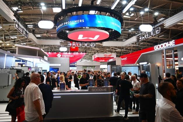 Die Intersolar Europe findet bis Donnerstag, den 25. Juni 2026 auf der Messe München statt. Sie ist die weltweit führende Fachmesse für die Solarwirtschaft und der grösste Teil von The smarter E Europe, Europas grösster Messeallianz für die Energiewirtschaft. Foto: Messestand Goodwe. GoodWe - offiziell GoodWe Power Supply Technology, ist ein weltweit führender Hersteller von Solarwechselrichtern und Energiespeicherlösungen. Das 2010 gegründete Unternehmen mit Sitz in China zählt laut Bloomberg NEF kontinuierlich zu den globalen Tier-1-Herstellern *** Intersolar Europe will take place at the Munich Trade Fair Center through Thursday, June 25, 2026. It is the world’s leading trade fair for the solar industry and the largest compone