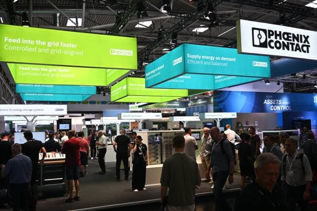 Die Intersolar Europe findet bis Donnerstag, den 25. Juni 2026 auf der Messe München statt. Sie ist die weltweit führende Fachmesse für die Solarwirtschaft und der grösste Teil von The smarter E Europe, Europas grösster Messeallianz für die Energiewirtschaft. Foto: Messestand Phoenix Contact, weltweiter Marktführer und Innovationsträger in der Elektrotechnik. *** Intersolar Europe will take place at the Munich Trade Fair Center through Thursday, June 25, 2026. It is the world’s leading trade fair for the solar industry and the largest component of The smarter E Europe, Europe’s largest trade fair alliance for the energy industry. Photo: Phoenix Contact booth, a global market leader and innovator in electrical engineering.