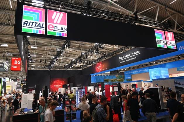 Die Intersolar Europe findet bis Donnerstag, den 25. Juni 2026 auf der Messe München statt. Sie ist die weltweit führende Fachmesse für die Solarwirtschaft und der grösste Teil von The smarter E Europe, Europas grösster Messeallianz für die Energiewirtschaft. Foto: Messestand Rittal und EPLAN. Rittal und EPLAN, beides Unternehmen der Friedhelm Loh Group, bieten ein eng verzahntes Ökosystem für den Schaltanlagen- und Steuerungsbau. Die Elektro-Engineering-Software von EPLAN und die System- und Schaltschranktechnik von Rittal greifen nahtlos ineinander, um den kompletten Prozess von der Planung bis zur Fertigung zu digitalisieren *** Intersolar Europe will take place at the Munich Trade Fair Center through Thursday, June 25, 2026. It