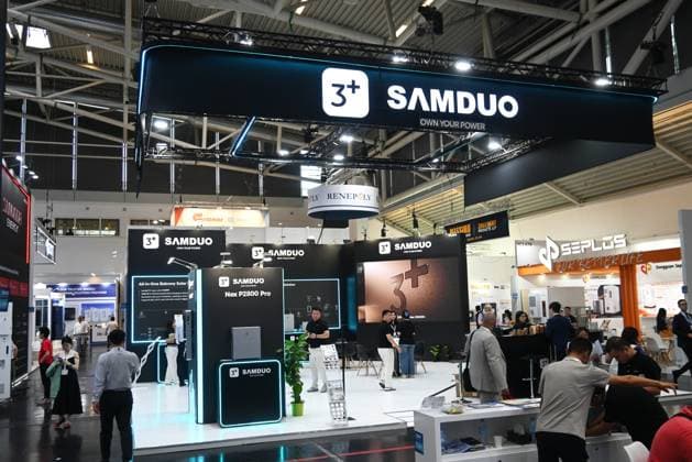 Die Intersolar Europe findet bis Donnerstag, den 25. Juni 2026 auf der Messe München statt. Sie ist die weltweit führende Fachmesse für die Solarwirtschaft und der grösste Teil von The smarter E Europe, Europas grösster Messeallianz für die Energiewirtschaft. Foto: Messestand Samduo. SAMDUO ist eine Energiemarke für Privathaushalte aus China, die im Juni 2026 ihre innovativen, extrem flachen Lithium-Eisenphosphat-Heimspeicher - kurz LFP - für den europäischen Markt vorstellt. Das Unternehmen, das operativ über die niederländische Samduo Energy Technologies BV agiert, setzt auf ein modernes Design mit Glasfront, das sich nahtlos und platzsparend in europäische Wohnräume integrieren lässt *** Intersolar Europe will take place a