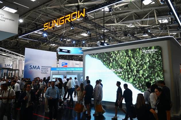 Die Intersolar Europe findet bis Donnerstag, den 25. Juni 2026 auf der Messe München statt. Sie ist die weltweit führende Fachmesse für die Solarwirtschaft und der grösste Teil von The smarter E Europe, Europas grösster Messeallianz für die Energiewirtschaft. Foto: Messestand Sungrow. Sungrow Power Supply Co., Ltd. ist ein chinesisches Unternehmen für Leistungselektronik in der Solar- und Speichertechnik. *** Intersolar Europe will take place at the Munich Trade Fair Center through Thursday, June 25, 2026. It is the world’s leading trade fair for the solar industry and the largest component of The smarter E Europe, Europe’s largest trade show alliance for the energy industry. Photo: Sungrow booth. Sungrow Power Supply Co., Ltd. is a