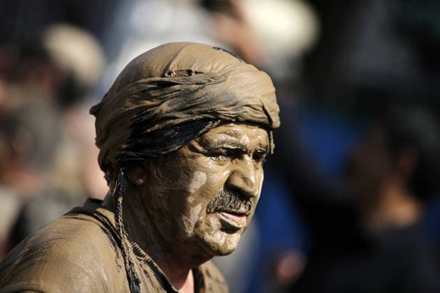 Mourners commemorate Karbala martyrs on Ashura in Iran??????? TEHRAN, IRAN - JUNE 25: Members of the Lur ethnic community take part in the traditional Gil-mali (mud-smearing) ritual during Ashura commemorations at Osshaghol Abbas Hosseiniyeh in Tehran, Iran, on June 25, 2026. Marking the anniversary of the martyrdom of Imam Hussein, the grandson of Prophet Muhammad, and his 72 companions in Karbala, participants covered themselves in mud as a sign of mourning and remembrance. Fatemeh Bahrami Anadolu Tehran Iran. Editorial use only. Please get in touch for any other usage.  Copyright: x2026xAnadoluxFatemehxBahramix