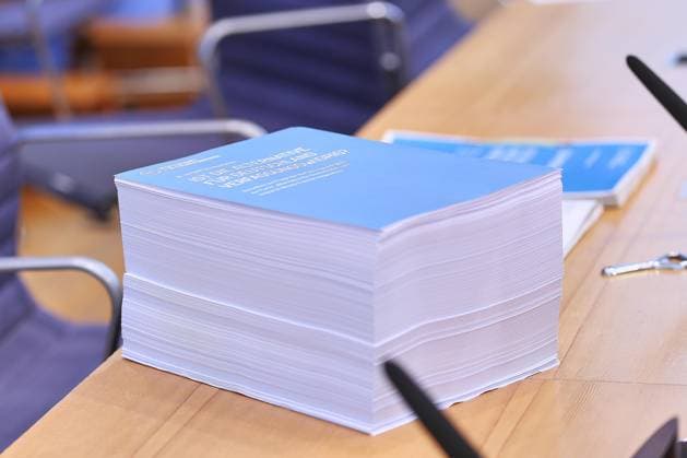 Berlin, Deutschland, 25.06.2026: Bundespressekonferenz: Vorstellung des Gutachtens zu einer möglichen Verfassungswidrigkeit der AfD: Das Gutachten liegt auf der Rednerbank der Bundespressekonferenz. *** Berlin, Germany, June 25, 2026 Federal Press Conference: Presentation of the expert opinion on the possible unconstitutionality of the AfD The expert opinion is on the speaker s podium at the Federal Press Conference Copyright: xdtsxNachrichtenagenturx dts_124966
