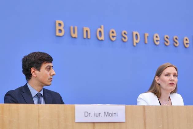 Berlin, Deutschland, 25.06.2026: Bundespressekonferenz: Vorstellung des Gutachtens zu einer möglichen Verfassungswidrigkeit der AfD: Bijan Moini, Legal Director der GFF und Projektleiter des Gutachtens und Dana-Sophia Valentiner, Vorstandsmitglied der Gesellschaft für Freiheitsrechte e.V. (GFF) *** Berlin, Germany, June 25, 2026 Federal Press Conference: Presentation of the legal opinion on the possible unconstitutionality of the AfD Bijan Moini, Legal Director of the GFF and project leader for the legal opinion, and Dana Sophia Valentiner, board member of the Gesellschaft für Freiheitsrechte e. V. (GFF) Copyright: xdtsxNachrichtenagenturx dts_124965