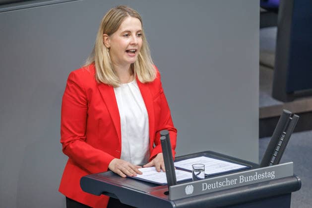 Bundestag Verena Hubertz (SPD), Bundesministerin fuer Wohnen, Stadtentwicklung und Bauwesen, im Deutschen Bundestag am 25.06.26 in Berlin. Berlin Berlin Deutschland Bundestag *** Bundestag: Verena Hubertz (SPD), Federal Minister for Housing, Urban Development, and Construction, at the German Bundestag on June 25, 2026, in Berlin, Berlin, Berlin, Germany, Bundestag