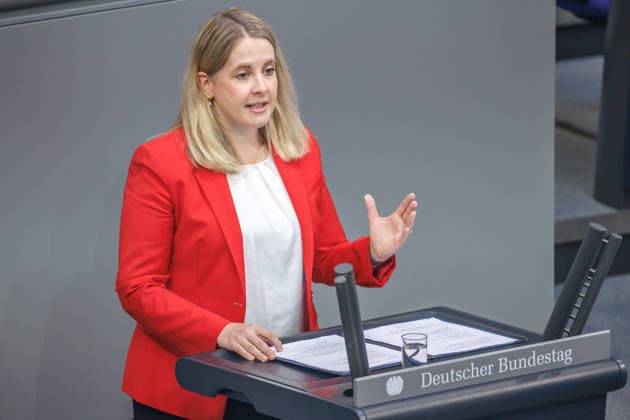 Bundestag Verena Hubertz (SPD), Bundesministerin fuer Wohnen, Stadtentwicklung und Bauwesen, im Deutschen Bundestag am 25.06.26 in Berlin. Berlin Berlin Deutschland Bundestag *** Bundestag: Verena Hubertz (SPD), Federal Minister for Housing, Urban Development, and Construction, at the German Bundestag on June 25, 2026, in Berlin, Berlin, Berlin, Germany, Bundestag