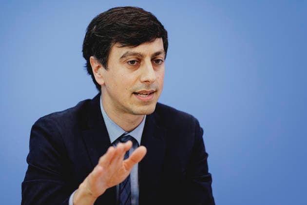 Bijan Moini, Legal Director der Gesellschaft fuer Freiheitsrechte e.V. (GFF), aufgenommen im Rahmen der Vorstellung des Gutachtens zu einer moeglichen Verfassungswidrigkeit der AfD in der Bundespressekonferenz in Berlin, 25.06.2026. Berlin Deutschland *** Bijan Moini, Legal Director of the Society for Civil Liberties (GFF e.V.), photographed during the presentation of the expert opinion on the possible unconstitutionality of the AfD at the Federal Press Conference in Berlin, June 25, 2026, Berlin, Germany Copyright: xFlorianxGaertnerx