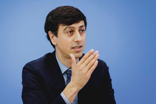 Bijan Moini, Legal Director der Gesellschaft fuer Freiheitsrechte e.V. (GFF), aufgenommen im Rahmen der Vorstellung des Gutachtens zu einer moeglichen Verfassungswidrigkeit der AfD in der Bundespressekonferenz in Berlin, 25.06.2026. Berlin Deutschland *** Bijan Moini, Legal Director of the Society for Civil Liberties (GFF e.V.), photographed during the presentation of the expert opinion on the possible unconstitutionality of the AfD at the Federal Press Conference in Berlin, June 25, 2026, Berlin, Germany Copyright: xFlorianxGaertnerx