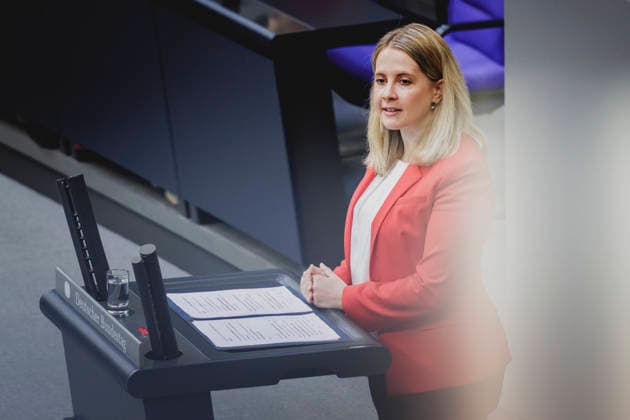Verena Hubertz (SPD), Bundesministerin fuer Wohnen, Stadtentwicklung und Bauwesen, aufgenommen waehrend einer Rede im Deutschen Bundestag in Berlin, 25.06.2026. Berlin Deutschland *** Verena Hubertz (SPD), Federal Minister of Housing, Urban Development, and Construction, photographed during a speech at the German Bundestag in Berlin, June 25, 2026, Berlin, Germany Copyright: xFlorianxGaertnerx