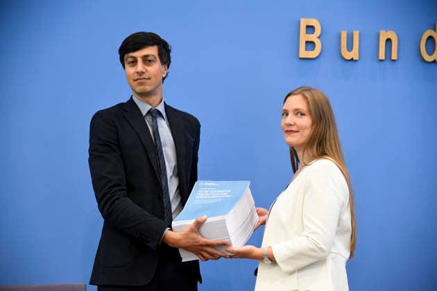 ABB BPK- Dr. iur. Bijan Moini, Legal Director der GFF und Projektleiter des Gutachtens Prof. Dr. Dana-Sophia Valentiner, Vorstandsmitglied der Gesellschaft fuer Freiheitsrechte e.V. (GFF) Vorstellung des Gutachtens zu einer moeglichen Verfassungswidrigkeit der AfD auf der BPK Bundespressekonferenz am 25.06.2026 in Berlin Berlin Deutschland *** ABB BPK Bijan Moini, Ph.D. in Law, Legal Director of the GFF and Project Leader for the legal opinion; Prof. Dr. Dana Sophia Valentiner, Board Member of the Society for Civil Liberties (GFF); Presentation of the legal opinion on the possible unconstitutionality of the AfD at the BPK Federal Press Conference on June 25, 2026, in Berlin, Germany