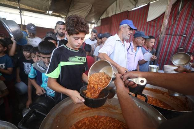 Hot meals distributed to displaced Palestinians in Gaza??????? GAZA, PALESTINE - JUNE 25: Food shortages continue due to Israel’s blockade and restrictions on aid entry, as a charity distributes meals to Palestinians living in the Nuseirat refugee camp in Gaza City, Gaza, Palestine, on June 25, 2026. Hassan Jedi Anadolu Gaza Gaza. Editorial use only. Please get in touch for any other usage.  Copyright: x2026xAnadoluxHassanxJedix