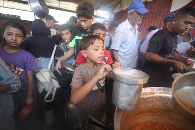 Hot meals distributed to displaced Palestinians in Gaza??????? GAZA, PALESTINE - JUNE 25: Food shortages continue due to Israel’s blockade and restrictions on aid entry, as a charity distributes meals to Palestinians living in the Nuseirat refugee camp in Gaza City, Gaza, Palestine, on June 25, 2026. Hassan Jedi Anadolu Gaza Gaza. Editorial use only. Please get in touch for any other usage.  Copyright: x2026xAnadoluxHassanxJedix