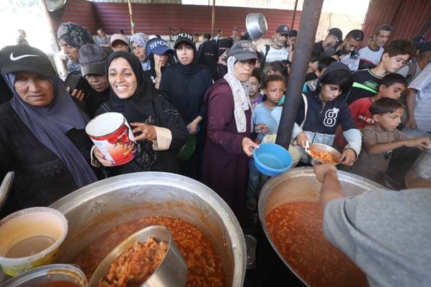 Hot meals distributed to displaced Palestinians in Gaza??????? GAZA, PALESTINE - JUNE 25: Food shortages continue due to Israel’s blockade and restrictions on aid entry, as a charity distributes meals to Palestinians living in the Nuseirat refugee camp in Gaza City, Gaza, Palestine, on June 25, 2026. Hassan Jedi Anadolu Gaza Gaza. Editorial use only. Please get in touch for any other usage.  Copyright: x2026xAnadoluxHassanxJedix