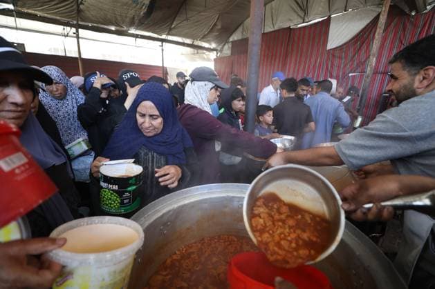 Hot meals distributed to displaced Palestinians in Gaza??????? GAZA, PALESTINE - JUNE 25: Food shortages continue due to Israel’s blockade and restrictions on aid entry, as a charity distributes meals to Palestinians living in the Nuseirat refugee camp in Gaza City, Gaza, Palestine, on June 25, 2026. Hassan Jedi Anadolu Gaza Gaza. Editorial use only. Please get in touch for any other usage.  Copyright: x2026xAnadoluxHassanxJedix