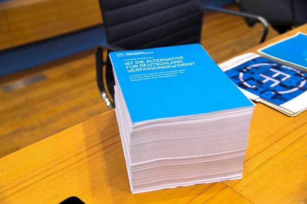 ABB BPK- Gutachten Gedruckt 3000 Seiten Papier Vorstellung des Gutachtens zu einer moeglichen Verfassungswidrigkeit der AfD auf der BPK Bundespressekonferenz am 25.06.2026 in Berlin Berlin Deutschland *** ABB BPK Report, 3,000-page printed version. Presentation of the report on the possible unconstitutionality of the AfD at the BPK Federal Press Conference on June 25, 2026, in Berlin, Germany.