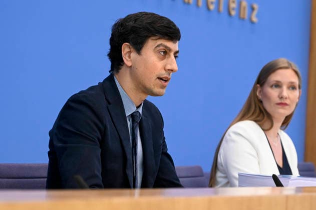 ABB BPK- Dr. iur. Bijan Moini, Legal Director der GFF und Projektleiter des Gutachtens Prof. Dr. Dana-Sophia Valentiner, Vorstandsmitglied der Gesellschaft fuer Freiheitsrechte e.V. (GFF) Vorstellung des Gutachtens zu einer moeglichen Verfassungswidrigkeit der AfD auf der BPK Bundespressekonferenz am 25.06.2026 in Berlin Berlin Deutschland *** ABB BPK Bijan Moini, Ph.D. in Law, Legal Director of the GFF and Project Leader for the legal opinion; Prof. Dr. Dana Sophia Valentiner, Board Member of the Society for Civil Liberties (GFF); Presentation of the legal opinion on the possible unconstitutionality of the AfD at the BPK Federal Press Conference on June 25, 2026, in Berlin, Germany