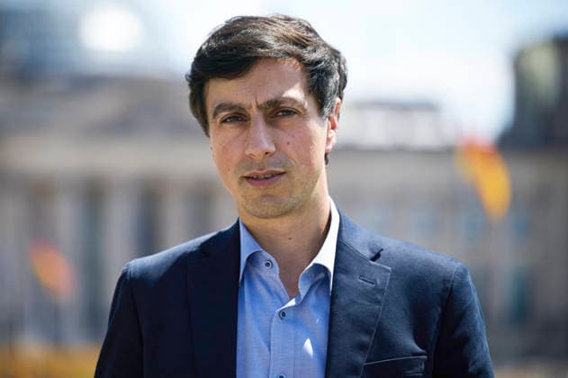 Bijan Moini, Projektleiter des AfD-Gutachtens (Foto vom 25.06.2026). Die AfD ist einem juristischen Gutachten zufolge verfassungswidrig. Sie verstosse gegen das Demokratieprinzip und die Menschenwuerde, heisst es in der Ausarbeitung der Gesellschaft fuer Freiheitsrechte (GFF), die am Donnerstag in Berlin vorgestellt wurde. Die Autorinnen und Autoren halten es fuer wahrscheinlich, dass ein Verbotsantrag gegen die Partei vor dem Bundesverfassungsgericht Erfolg haette. Zur Begruendung verwies Bijan Moini unter anderem auf ein rassistisch gepraegtes politisches Konzept der AfD. Die Partei definiere unterschiedliche Klassen von Menschen und werte insbesondere Menschen mit Migrationshintergrund ab. Sie habe ein ethnisch-kulturelles Volksvers Copyright: epd-bild ChristianxDitsch epd-AfD-Gutachten1-kopieren