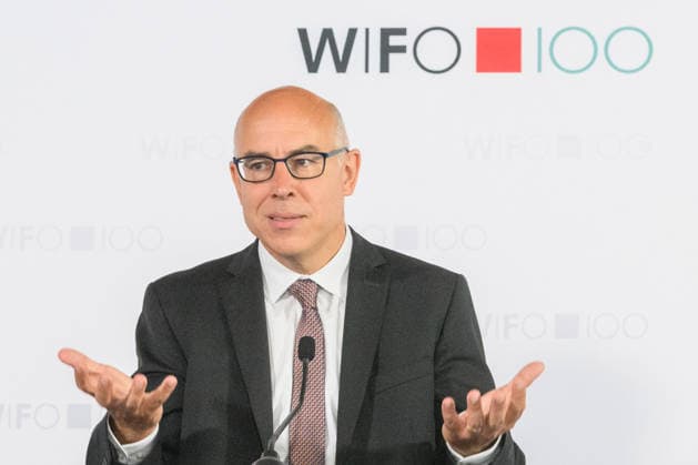 Â photonews.at - Wien, 25.06.2026. Pressekonferenz zur Sommerprognose 2026 und 2027 von WIFO und IHS. Vertreter des Österreichischen Instituts für Wirtschaftsforschung (WIFO) und des Instituts für Höhere Studien (IHS) präsentieren die aktuelle Konjunkturprognose für Österreich und geben einen Ausblick auf die wirtschaftliche Entwicklung in den Jahren 2026 und 2027. PHOTO: WIFO-Direktor Gabriel Felbermayr Press conference on the 2026 and 2027 Summer Economic Forecast by WIFO and IHS. Representatives of both institutes present their latest economic outlook for Austria. Konjunktur, Wirtschaft, Wirtschaftswachstum, Wirtschaftsprognose, Wirtschaftsausblick, Inflation, Arbeitsmarkt, Beschäftigung, Arbeitslosigkeit, Budget, Staatsfin 