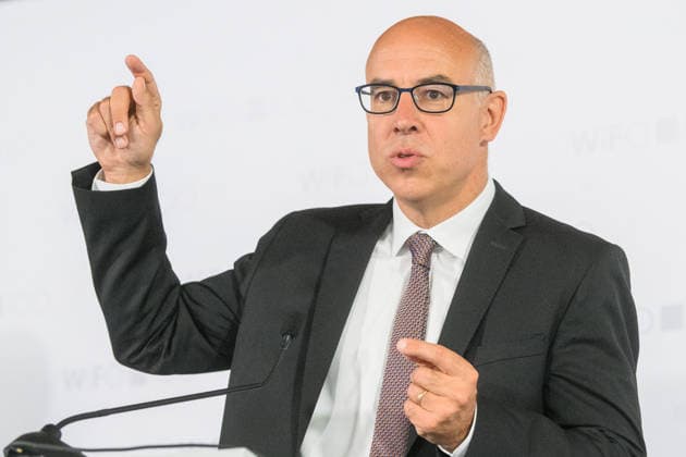 Â photonews.at - Wien, 25.06.2026. Pressekonferenz zur Sommerprognose 2026 und 2027 von WIFO und IHS. Vertreter des Österreichischen Instituts für Wirtschaftsforschung (WIFO) und des Instituts für Höhere Studien (IHS) präsentieren die aktuelle Konjunkturprognose für Österreich und geben einen Ausblick auf die wirtschaftliche Entwicklung in den Jahren 2026 und 2027. PHOTO: WIFO-Direktor Gabriel Felbermayr Press conference on the 2026 and 2027 Summer Economic Forecast by WIFO and IHS. Representatives of both institutes present their latest economic outlook for Austria. Konjunktur, Wirtschaft, Wirtschaftswachstum, Wirtschaftsprognose, Wirtschaftsausblick, Inflation, Arbeitsmarkt, Beschäftigung, Arbeitslosigkeit, Budget, Staatsfin 