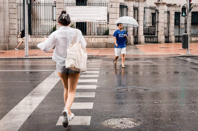 Temperatures Drop Ten Degrees in Madrid Several people stroll in the rain on June 25, 2026, in Madrid, Spain. As indicated by the forecast from the State Meteorological Agency (AEMET), maximum temperatures in the Community of Madrid have dropped and now range between 30º and 34º degrees. In addition, some showers have cooled the air even further. June 25, 2026 Carlos Lujá, Madrid, Spain  Copyright: xCarlosxLujanx 7621616