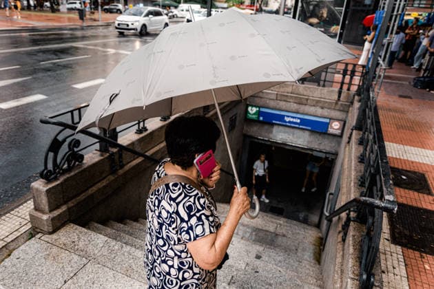 Temperatures Drop Ten Degrees in Madrid A woman walks in the rain on June 25, 2026, in Madrid, Spain. As indicated by the forecast from the State Meteorological Agency (AEMET), maximum temperatures in the Community of Madrid have dropped and now range between 30º and 34º degrees. In addition, some showers have cooled the air even further. June 25, 2026. Carlos Lujá, Madrid, Madrid, Spain  Copyright: xCarlosxLujanx 7621620