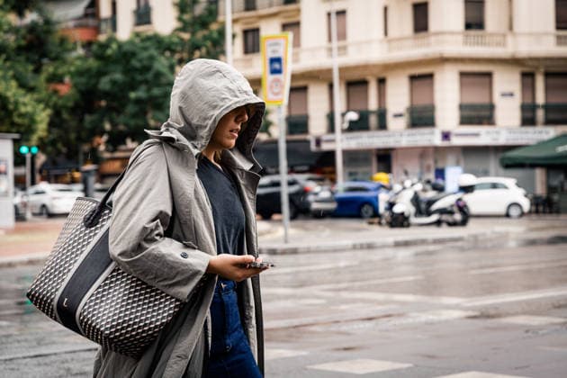 Temperatures Drop Ten Degrees in Madrid A woman walks in the rain on June 25, 2026, in Madrid, Spain. As indicated by the forecast from the State Meteorological Agency (AEMET), maximum temperatures in the Community of Madrid have dropped and now range between 30º and 34º degrees. In addition, some showers have cooled the air even further. June 25, 2026. Carlos Lujá, Madrid, Madrid, Spain  Copyright: xCarlosxLujanx 7621621
