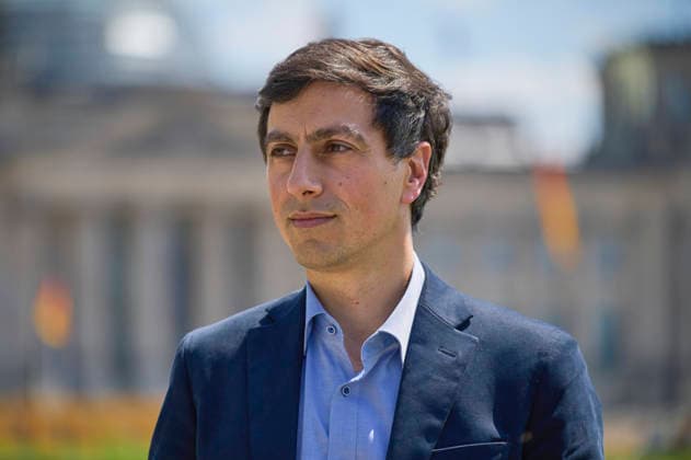 Bijan Moini, Projektleiter des AfD-Gutachtens (Foto vom 25.06.2026). Die AfD ist einem juristischen Gutachten zufolge verfassungswidrig. Sie verstosse gegen das Demokratieprinzip und die Menschenwuerde, heisst es in der Ausarbeitung der Gesellschaft fuer Freiheitsrechte (GFF), die am Donnerstag in Berlin vorgestellt wurde. Die Autorinnen und Autoren halten es fuer wahrscheinlich, dass ein Verbotsantrag gegen die Partei vor dem Bundesverfassungsgericht Erfolg haette. Zur Begruendung verwies Bijan Moini unter anderem auf ein rassistisch gepraegtes politisches Konzept der AfD. Die Partei definiere unterschiedliche Klassen von Menschen und werte insbesondere Menschen mit Migrationshintergrund ab. Sie habe ein ethnisch-kulturelles Volksvers Copyright: epd-bild ChristianxDitsch D26D0625GFFAfDGutachten123526
