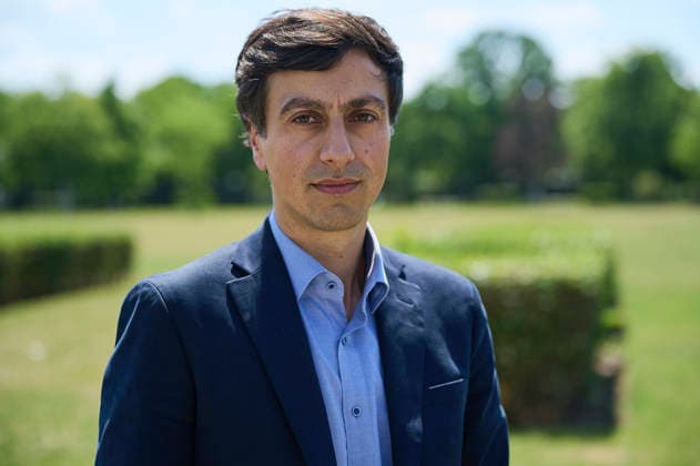 Bijan Moini, Projektleiter des AfD-Gutachtens (Foto vom 25.06.2026). Die AfD ist einem juristischen Gutachten zufolge verfassungswidrig. Sie verstosse gegen das Demokratieprinzip und die Menschenwuerde, heisst es in der Ausarbeitung der Gesellschaft fuer Freiheitsrechte (GFF), die am Donnerstag in Berlin vorgestellt wurde. Die Autorinnen und Autoren halten es fuer wahrscheinlich, dass ein Verbotsantrag gegen die Partei vor dem Bundesverfassungsgericht Erfolg haette. Zur Begruendung verwies Bijan Moini unter anderem auf ein rassistisch gepraegtes politisches Konzept der AfD. Die Partei definiere unterschiedliche Klassen von Menschen und werte insbesondere Menschen mit Migrationshintergrund ab. Sie habe ein ethnisch-kulturelles Volksvers Copyright: epd-bild ChristianxDitsch D26D0625GFFAfDGutachten123928