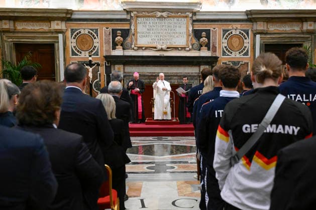 ITALY - POPE LEO XIV RECEIVES IN A PRIVATE AUDIENCE MEMEBERS OF THE ITALIAN SWIMMING FEDERATION IN THE VATICAN- 2026 6 25 Italy, Rome, Vatican, 2026 6 25 Pope Leo XIV receives in a private audience Members of the Italian Swimming Federation in the Vatican EDITORIAL USE ONLY - NO BOOKS Copyright: xVATICANxMEDIAx