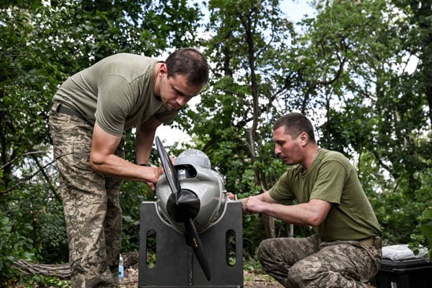 Aerial reconnaissance by Ukraine™s 148th Artillery Brigade in Oleksandrivka sector Technicians assemble a Ukrainian Raybird (ACS-3) UAV before an aerial reconnaissance mission by soldiers of the 148th Separate Artillery Zhytomyr Brigade of the Ukrainian Airborne Forces in the Oleksandrivka sector, Dnipropetrovsk region, Ukraine, June 22, 2026., Credit:Dmytro Smolienko Ukrinform Avalon Ukraine, Dnipropetrovsk region  Copyright: xDmytroxSmolienkox xUkrinformx xAvalonx 1112407926