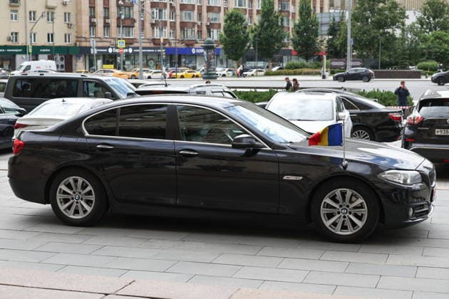 RUSSIA, MOSCOW - JUNE 25, 2026: A car of Romania s Ambassador to Russia Cristian Istrate is pictured outside the offices of Russia s Ministry of Foreign Affairs Moscow Russia  - ZUMAt113 20260625_zaa_t113_110 Copyright: xSergeixBulkinx