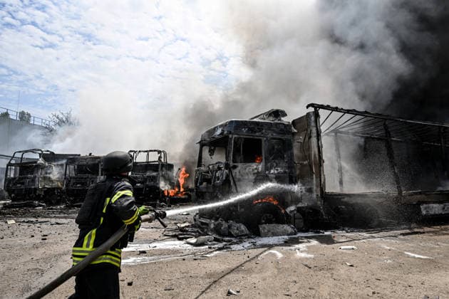 A rescuer pours water to extinguish a fire caused by Russian drone strikes at a parking lot, Zaporizhzhia, Ukraine, June 25, 2026. The Russian army attacked the city with strike drones, targeting a petrol station, Ukrzaliznytsia (Ukrainian Railways) locomotives and a parking lot. Fires broke out, and one person was killed as a result of the attack. (Photo by Dmytro Smolienko Ukrinform) Russia attacks parking lot in Zaporizhzhia with drones  Copyright: xDmytroxSmolienkox
