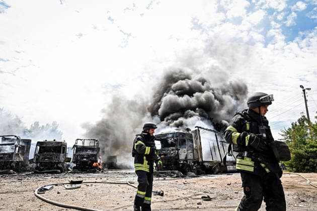 Rescuers work to extinguish a fire caused by Russian drone strikes at a parking lot, Zaporizhzhia, Ukraine, June 25, 2026. The Russian army attacked the city with strike drones, targeting a petrol station, Ukrzaliznytsia (Ukrainian Railways) locomotives and a parking lot. Fires broke out, and one person was killed as a result of the attack. (Photo by Dmytro Smolienko Ukrinform) Russia attacks parking lot in Zaporizhzhia with drones  Copyright: xDmytroxSmolienkox