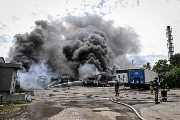 Rescuers work to extinguish a fire caused by Russian drone strikes at a parking lot, Zaporizhzhia, Ukraine, June 25, 2026. The Russian army attacked the city with strike drones, targeting a petrol station, Ukrzaliznytsia (Ukrainian Railways) locomotives and a parking lot. Fires broke out, and one person was killed as a result of the attack. (Photo by Dmytro Smolienko Ukrinform) Russia attacks parking lot in Zaporizhzhia with drones  Copyright: xDmytroxSmolienkox