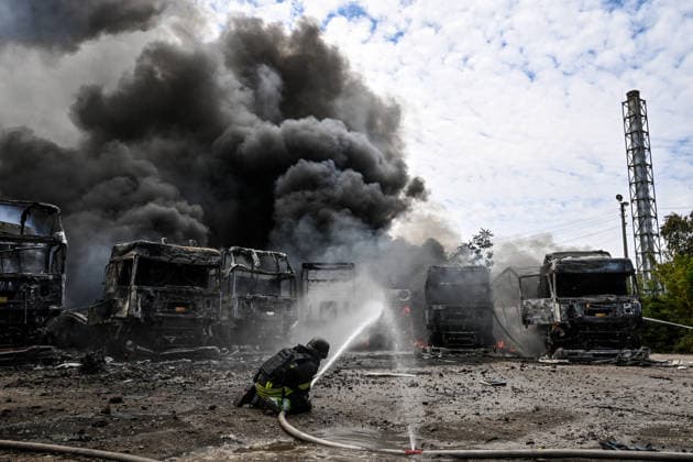 A rescuer pours water to extinguish a fire caused by Russian drone strikes at a parking lot, Zaporizhzhia, Ukraine, June 25, 2026. The Russian army attacked the city with strike drones, targeting a petrol station, Ukrzaliznytsia (Ukrainian Railways) locomotives and a parking lot. Fires broke out, and one person was killed as a result of the attack. (Photo by Dmytro Smolienko Ukrinform) Russia attacks parking lot in Zaporizhzhia with drones  Copyright: xDmytroxSmolienkox